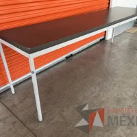 Lote 061 - Mesa de trabajo con estructura metálica y cubierta color gris - Imagen 4