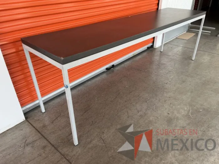 Lote 061 - Mesa de trabajo con estructura metálica y cubierta color gris - Imagen 4