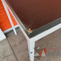 Lote 061 - Mesa de trabajo con estructura metálica y cubierta color gris - Imagen 5