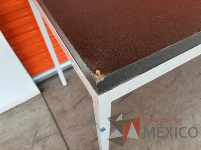 Lote 061 - Mesa de trabajo con estructura metálica y cubierta color gris - Imagen 5