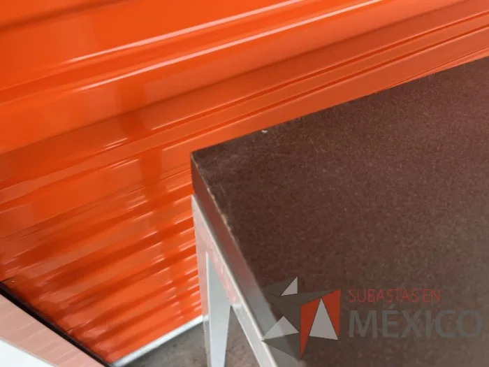 Lote 061 - Mesa de trabajo con estructura metálica y cubierta color gris - Imagen 6