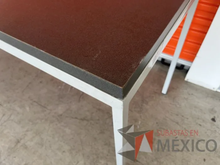 Lote 061 - Mesa de trabajo con estructura metálica y cubierta color gris - Imagen 7