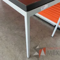 Lote 061 - Mesa de trabajo con estructura metálica y cubierta color gris - Imagen 9