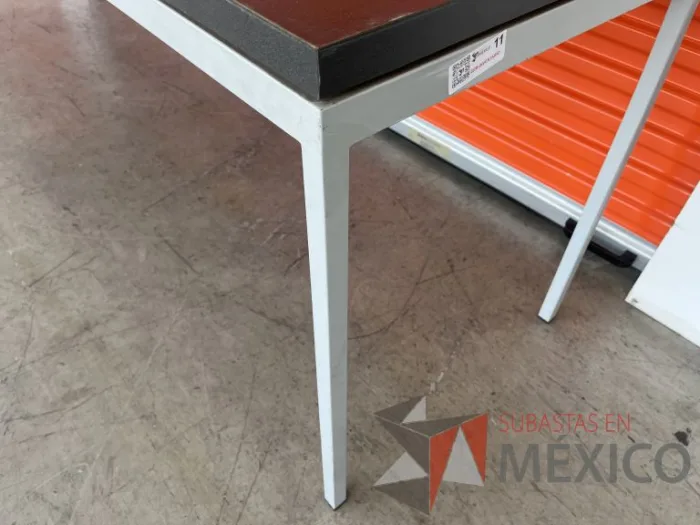 Lote 061 - Mesa de trabajo con estructura metálica y cubierta color gris - Imagen 9