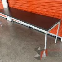Lote 061 - Mesa de trabajo con estructura metálica y cubierta color gris - Imagen 10