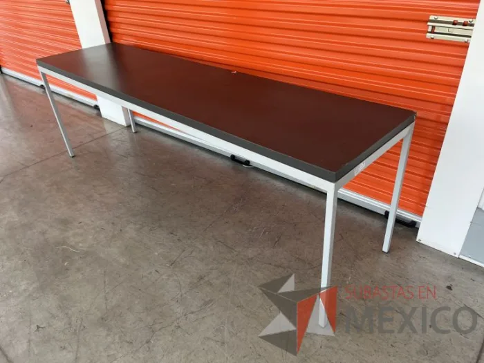 Lote 061 - Mesa de trabajo con estructura metálica y cubierta color gris - Imagen 10