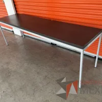 Lote 061 - Mesa de trabajo con estructura metálica y cubierta color gris - Imagen 11