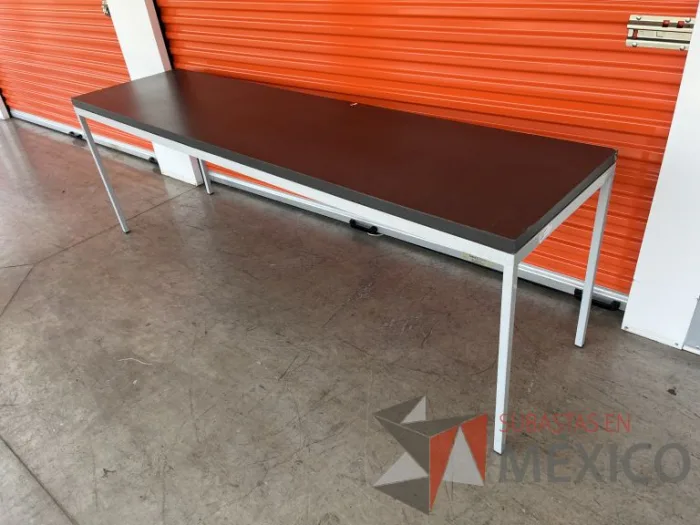 Lote 061 - Mesa de trabajo con estructura metálica y cubierta color gris - Imagen 11