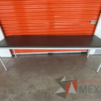 Lote 061 - Mesa de trabajo con estructura metálica y cubierta color gris - Imagen 12