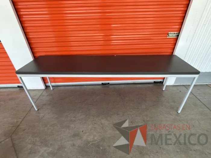 Lote 061 - Mesa de trabajo con estructura metálica y cubierta color gris - Imagen 12