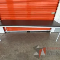 Lote 061 - Mesa de trabajo con estructura metálica y cubierta color gris