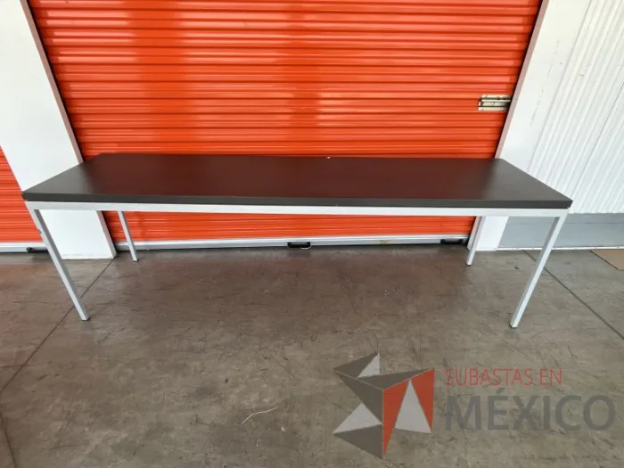 Lote 061 - Mesa de trabajo con estructura metálica y cubierta color gris