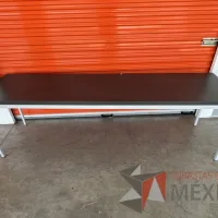 Lote 061 - Mesa de trabajo con estructura metálica y cubierta color gris - Imagen 14