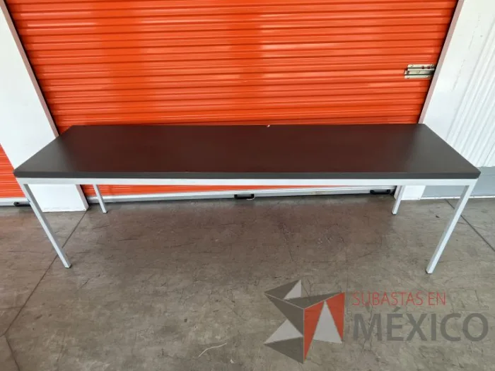 Lote 061 - Mesa de trabajo con estructura metálica y cubierta color gris - Imagen 14