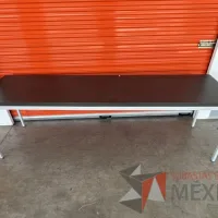 Lote 061 - Mesa de trabajo con estructura metálica y cubierta color gris - Imagen 15