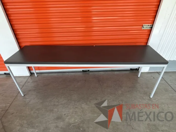 Lote 061 - Mesa de trabajo con estructura metálica y cubierta color gris - Imagen 15