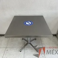 Lote 057 - 2 Mesas de comedor con cubierta de metálica