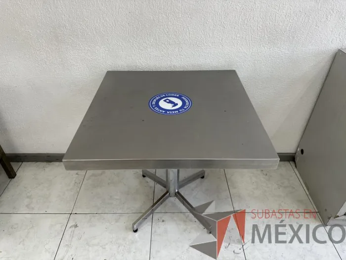 Lote 057 - 2 Mesas de comedor con cubierta de metálica