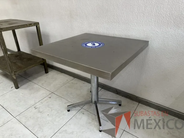 Lote 057 - 2 Mesas de comedor con cubierta de metálica - Imagen 5