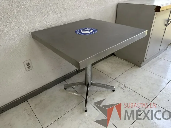 Lote 057 - 2 Mesas de comedor con cubierta de metálica - Imagen 4