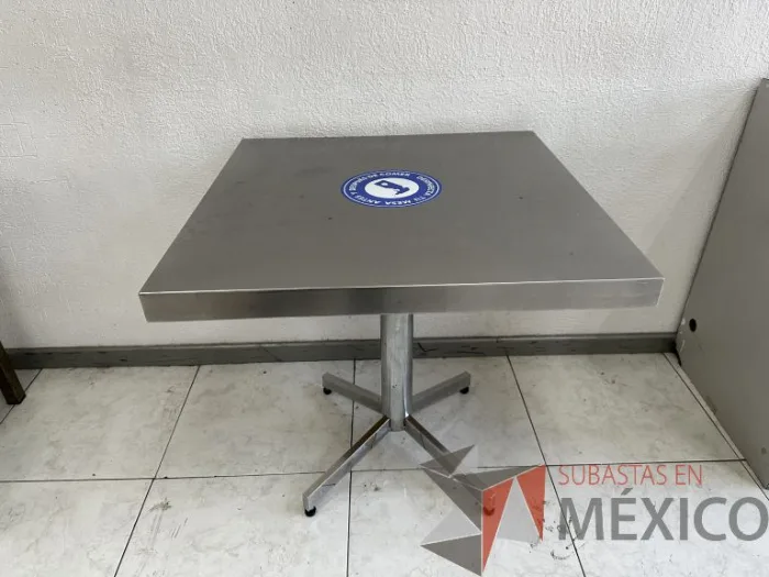 Lote 057 - 2 Mesas de comedor con cubierta de metálica - Imagen 3