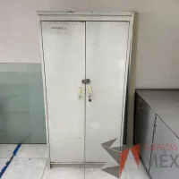 Lote 058 - Gabinete metálico alto color blanco