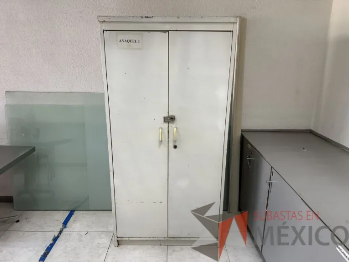 Lote 058 - Gabinete metálico alto color blanco