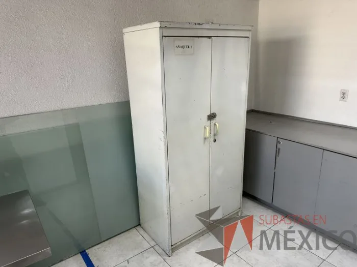 Lote 058 - Gabinete metálico alto color blanco - Imagen 5