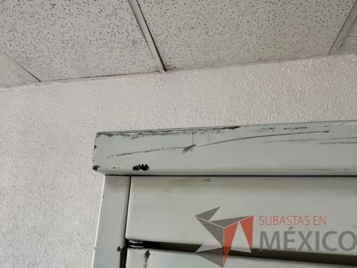 Lote 058 - Gabinete metálico alto color blanco - Imagen 7
