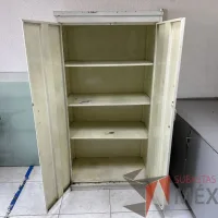 Lote 058 - Gabinete metálico alto color blanco - Imagen 9
