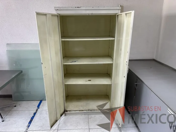Lote 058 - Gabinete metálico alto color blanco - Imagen 9