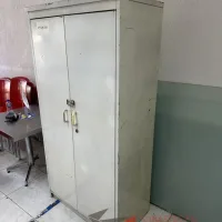 Lote 058 - Gabinete metálico alto color blanco - Imagen 11