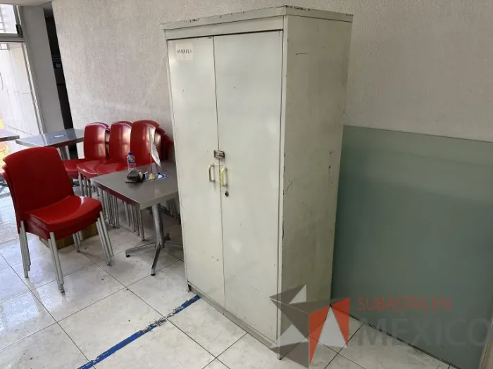 Lote 058 - Gabinete metálico alto color blanco - Imagen 12