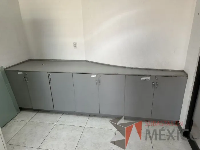 Lote 031 - Gabinete empotrado con 7 puertas color gris