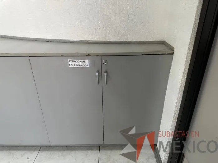 Lote 031 - Gabinete empotrado con 7 puertas color gris - Imagen 3