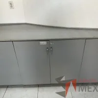 Lote 031 - Gabinete empotrado con 7 puertas color gris - Imagen 4