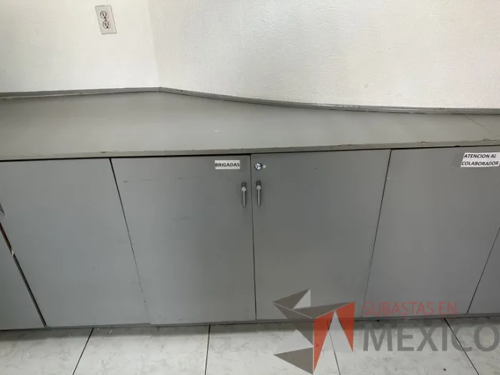 Lote 031 - Gabinete empotrado con 7 puertas color gris - Imagen 4