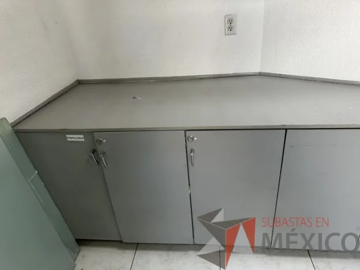 Lote 031 - Gabinete empotrado con 7 puertas color gris - Imagen 5