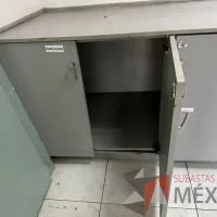 Lote 031 - Gabinete empotrado con 7 puertas color gris - Imagen 6