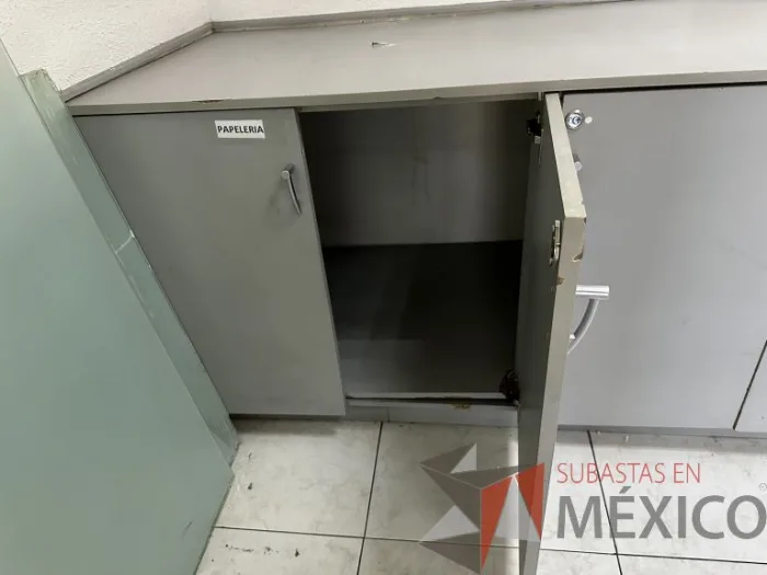 Lote 031 - Gabinete empotrado con 7 puertas color gris - Imagen 6