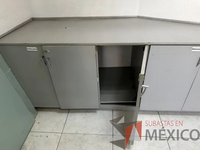 Lote 031 - Gabinete empotrado con 7 puertas color gris - Imagen 8
