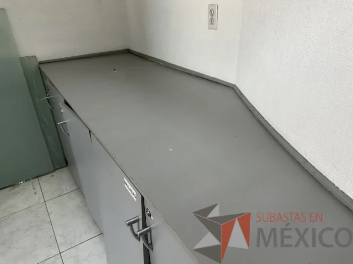 Lote 031 - Gabinete empotrado con 7 puertas color gris - Imagen 18