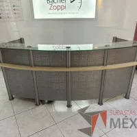 Lote 001 - Mueble de recepción metálica cubierta color madera y cubierta superior de vidrio - Imagen 2