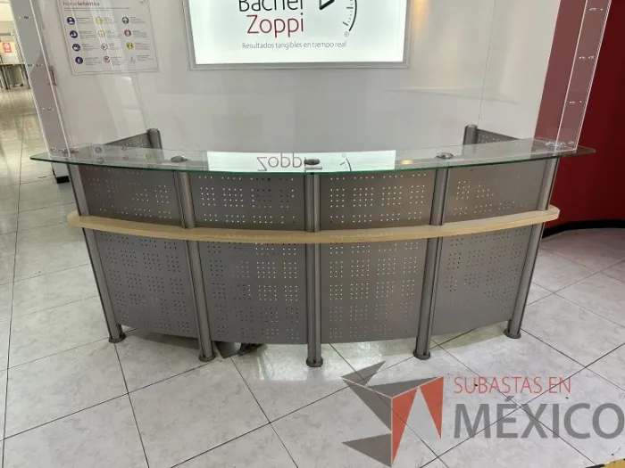 Lote 001 - Mueble de recepción metálica cubierta color madera y cubierta superior de vidrio - Imagen 2