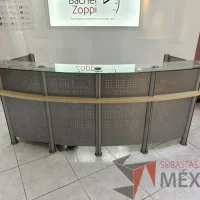 Lote 001 - Mueble de recepción metálica cubierta color madera y cubierta superior de vidrio - Imagen 3