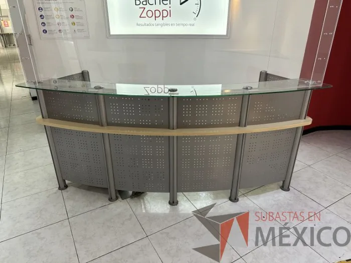 Lote 001 - Mueble de recepción metálica cubierta color madera y cubierta superior de vidrio - Imagen 3