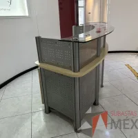 Lote 001 - Mueble de recepción metálica cubierta color madera y cubierta superior de vidrio - Imagen 4