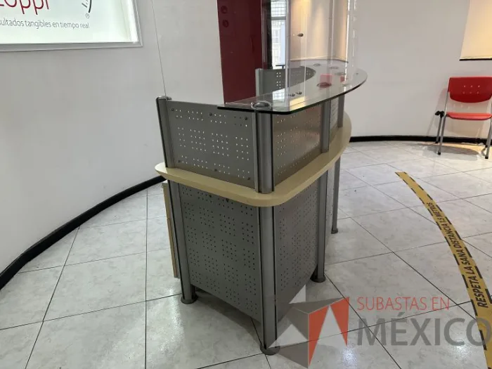 Lote 001 - Mueble de recepción metálica cubierta color madera y cubierta superior de vidrio - Imagen 4