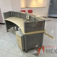 Lote 001 - Mueble de recepción metálica cubierta color madera y cubierta superior de vidrio - Imagen 5