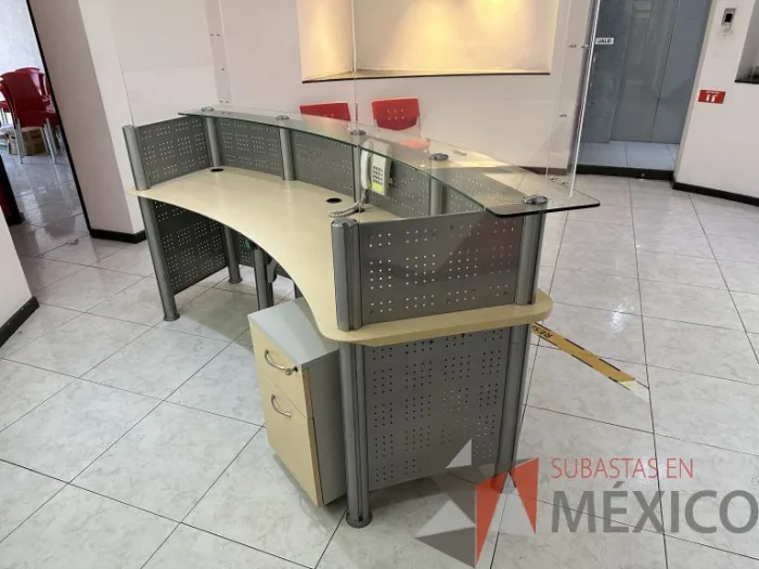 Lote 001 - Mueble de recepción metálica cubierta color madera y cubierta superior de vidrio - Imagen 5